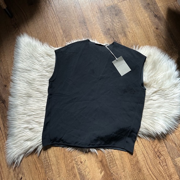 EVERLANE The Japanese GoWeave V-Neck Top In Black - Picture 4 of 6